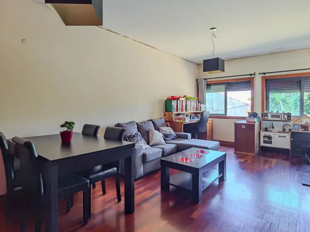 Apartamento T2 com Garagem e Arrumos — Coronado, São Mamede - Image 24