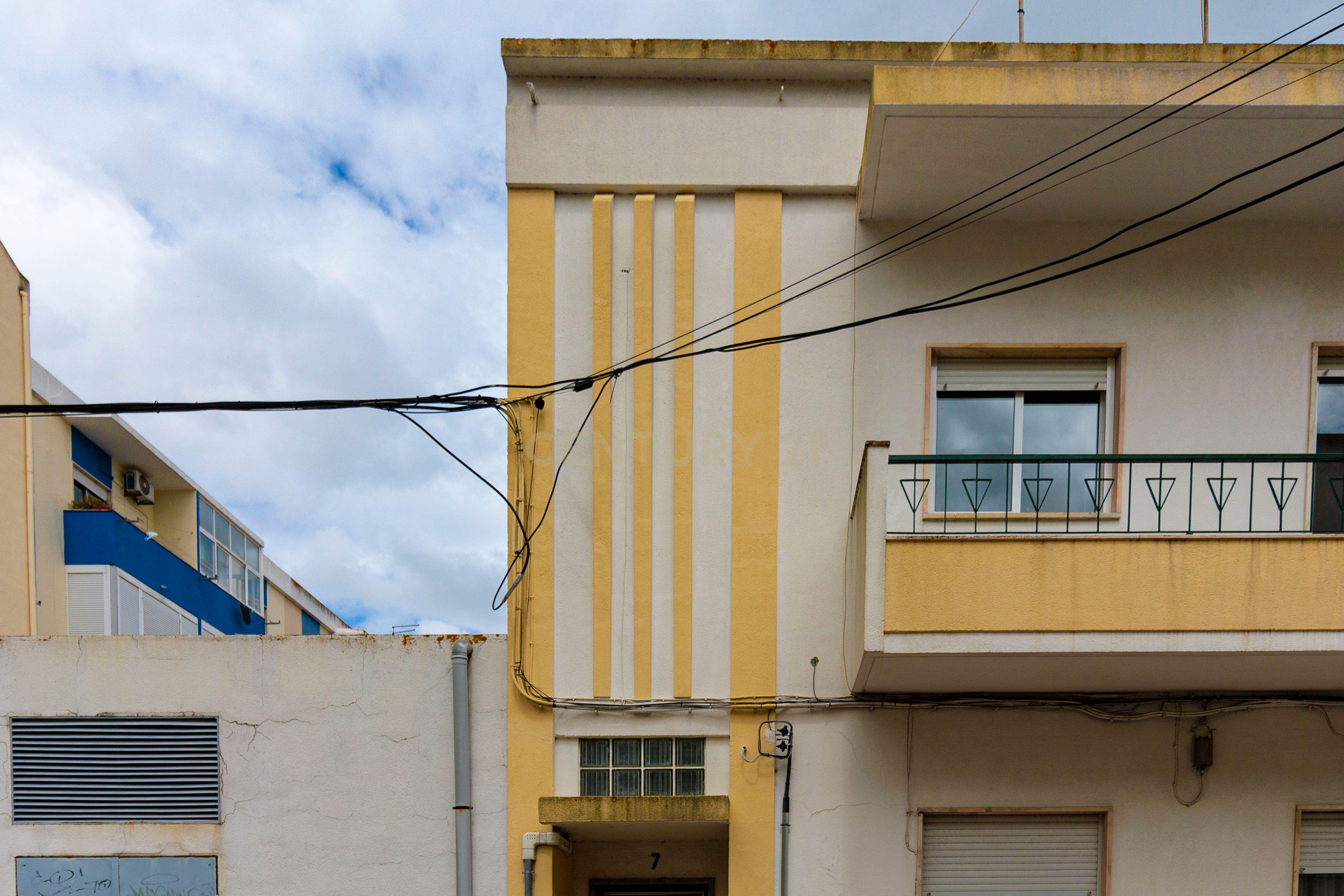 1º andar de moradia T2+1 Remodelado em Pinhal Novo, centro, com Jardim e arrecadação. Estacionamento fácil. - Image 43