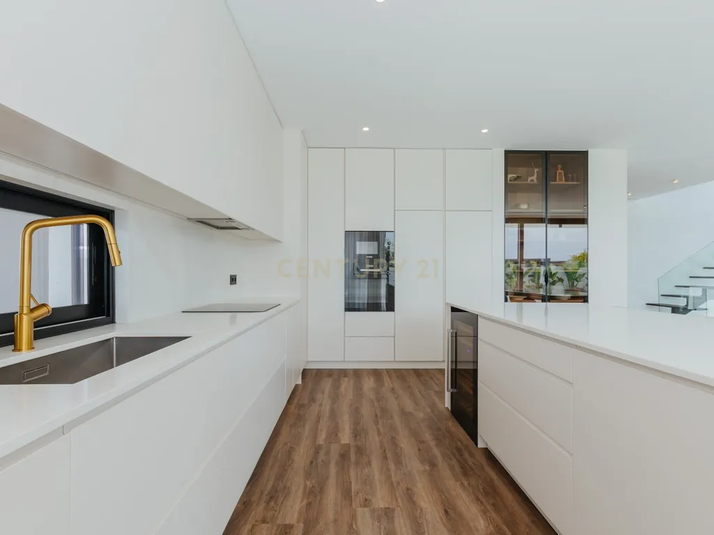 Moradia T4 com piscina e 3 suites | A escolha inteligente para viver com mais espaço a minutos de Lisboa - Image 9