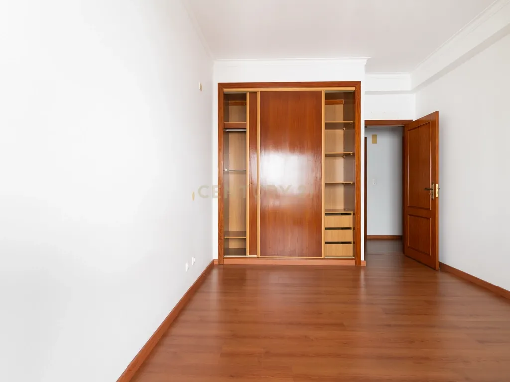 Moradia T4+1 | 368 m² | Garagem para 4 Viaturas | Casal do Bispo, Famões - Image 17