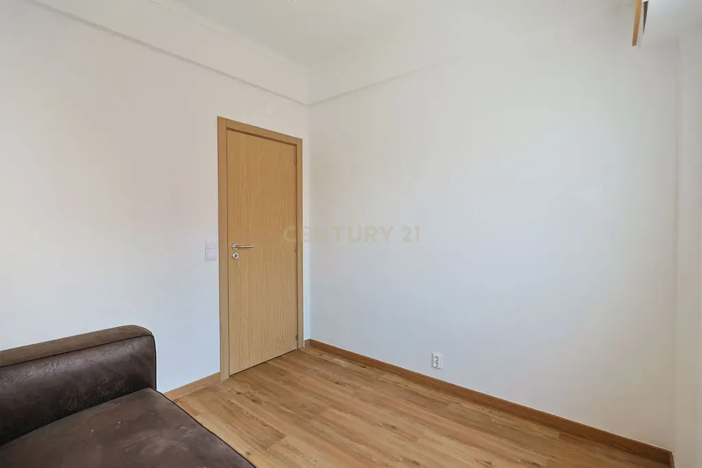 Fotografia 12 de Apartamento Renovado em Almada com Luz Natural e Acesso Fácil
