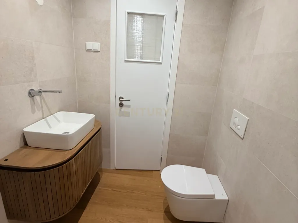 Apartamento T2 renovado em Lisboa com varanda - Image 5