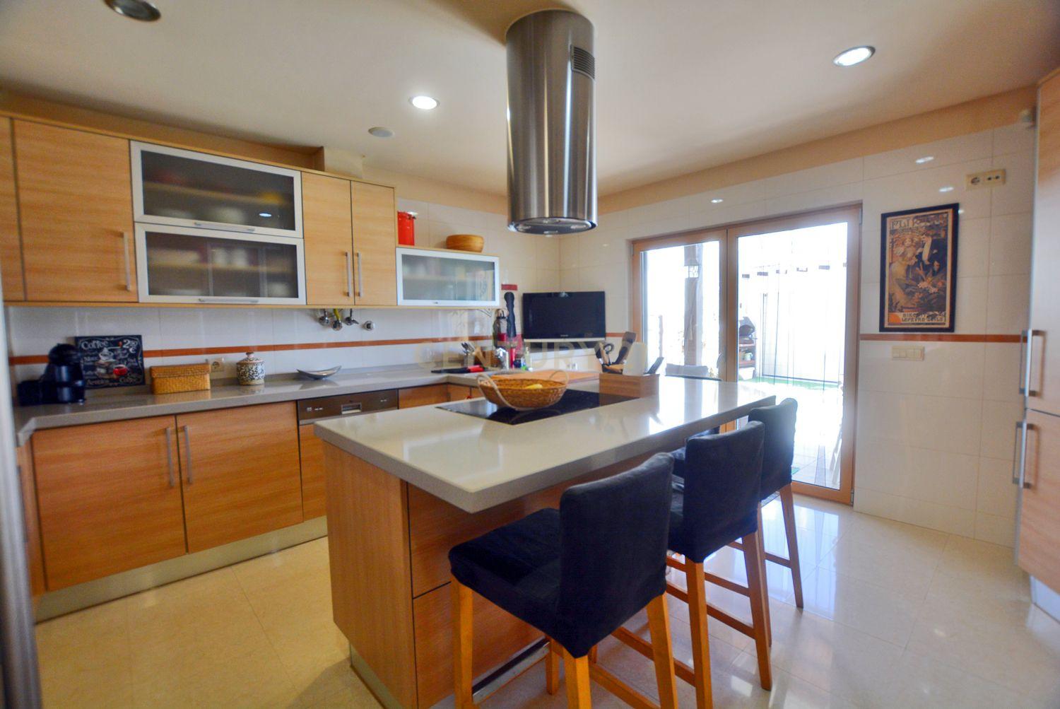 Luxuosa Moradia Renovada com Vista Panorâmica em Loures - Image 27