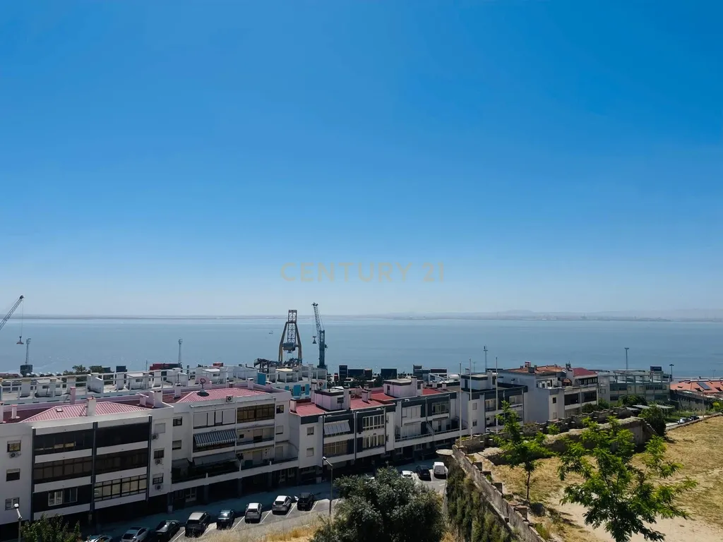 Apartamento Renovado com Vista Rio em Lisboa - Image 1