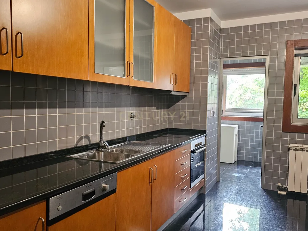 Apartamento T2 com varanda, garagem - Condomínio Fechado de referência Brandinhães, Cidade da Maia - Image 3
