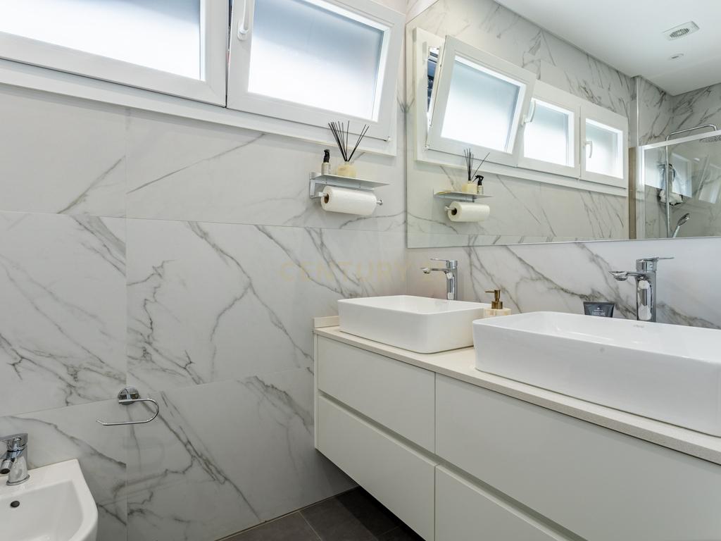Luxuosa Moradia T5 em Odivelas com Vista Panorâmica - Image 21