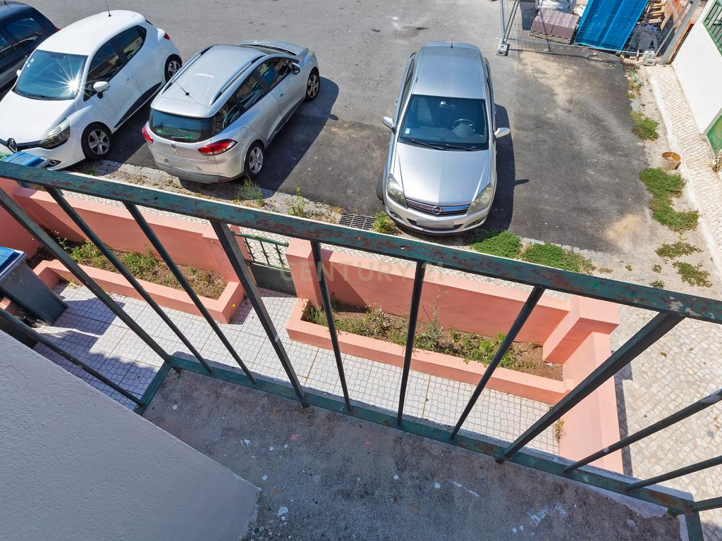 Moradia T3 com Quintal e Alto Potencial no Caramão da Ajuda, Lisboa - Image 15