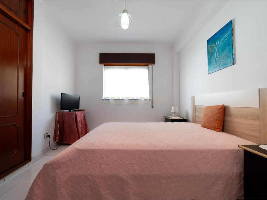 Apartamento T2 em Monte Gordo – Rua Pedonal, a poucos metros da praia - Image 11