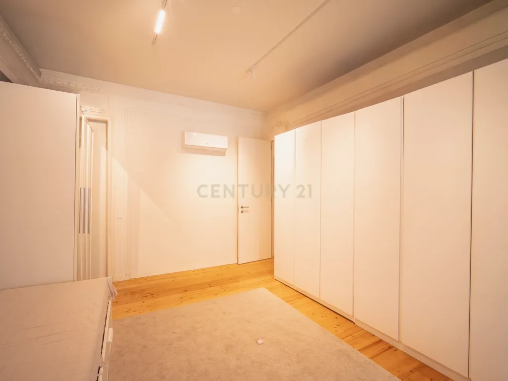 Apartamento Encantador com Jardim Privativo — Santo António, Lisboa - Image 25