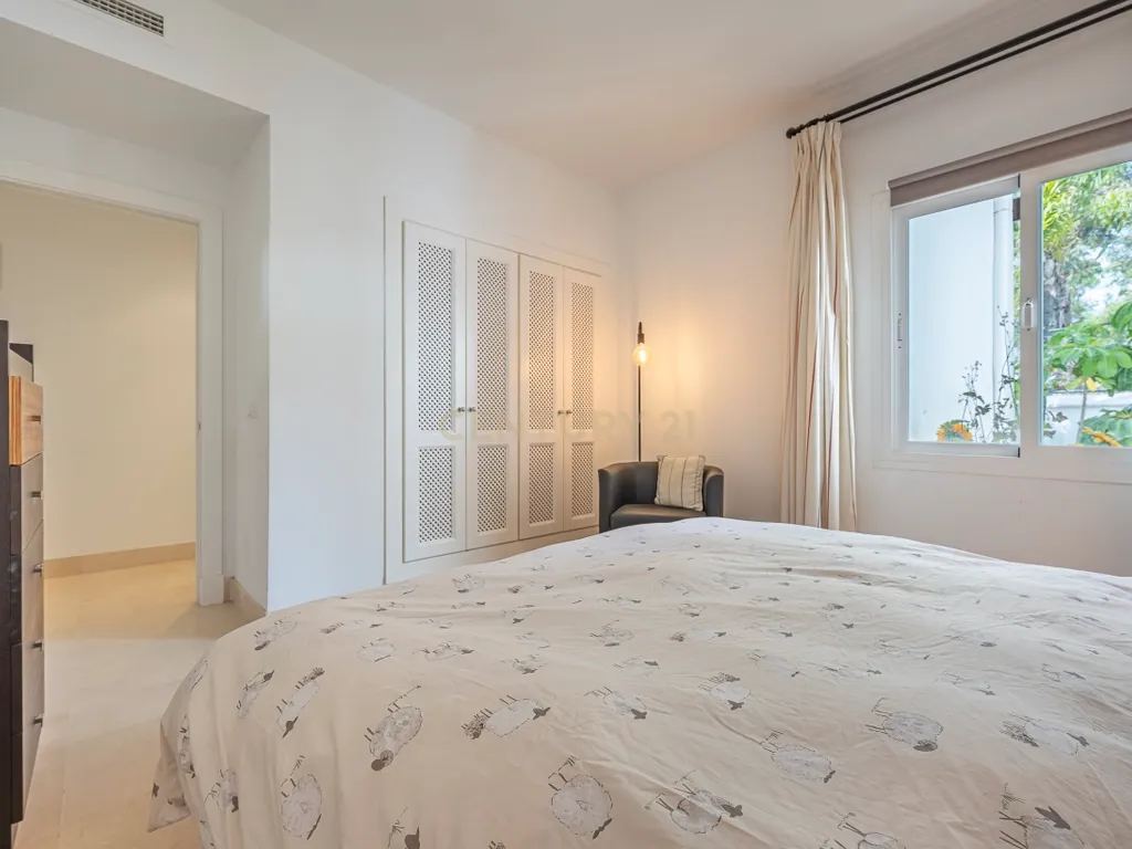 Encantador apartamento de 3 quartos no piso térreo elevado com vista para o mar e para o jardim – Nueva Andalucía. - Image 18