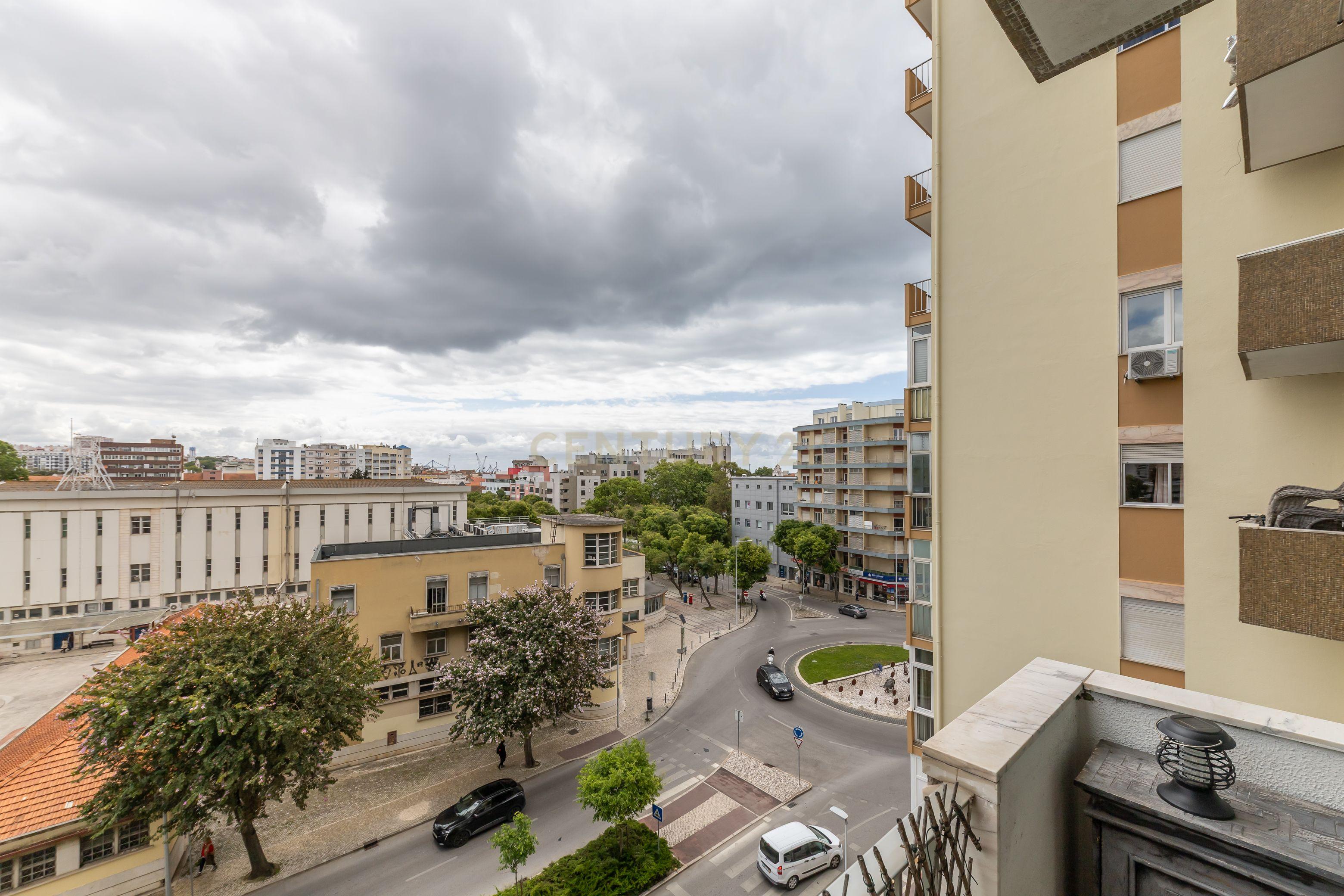 Apartamento T4 convertido em T3 - Totalmente Renovado com Materiais Premium no Centro de Setúbal - Image 38