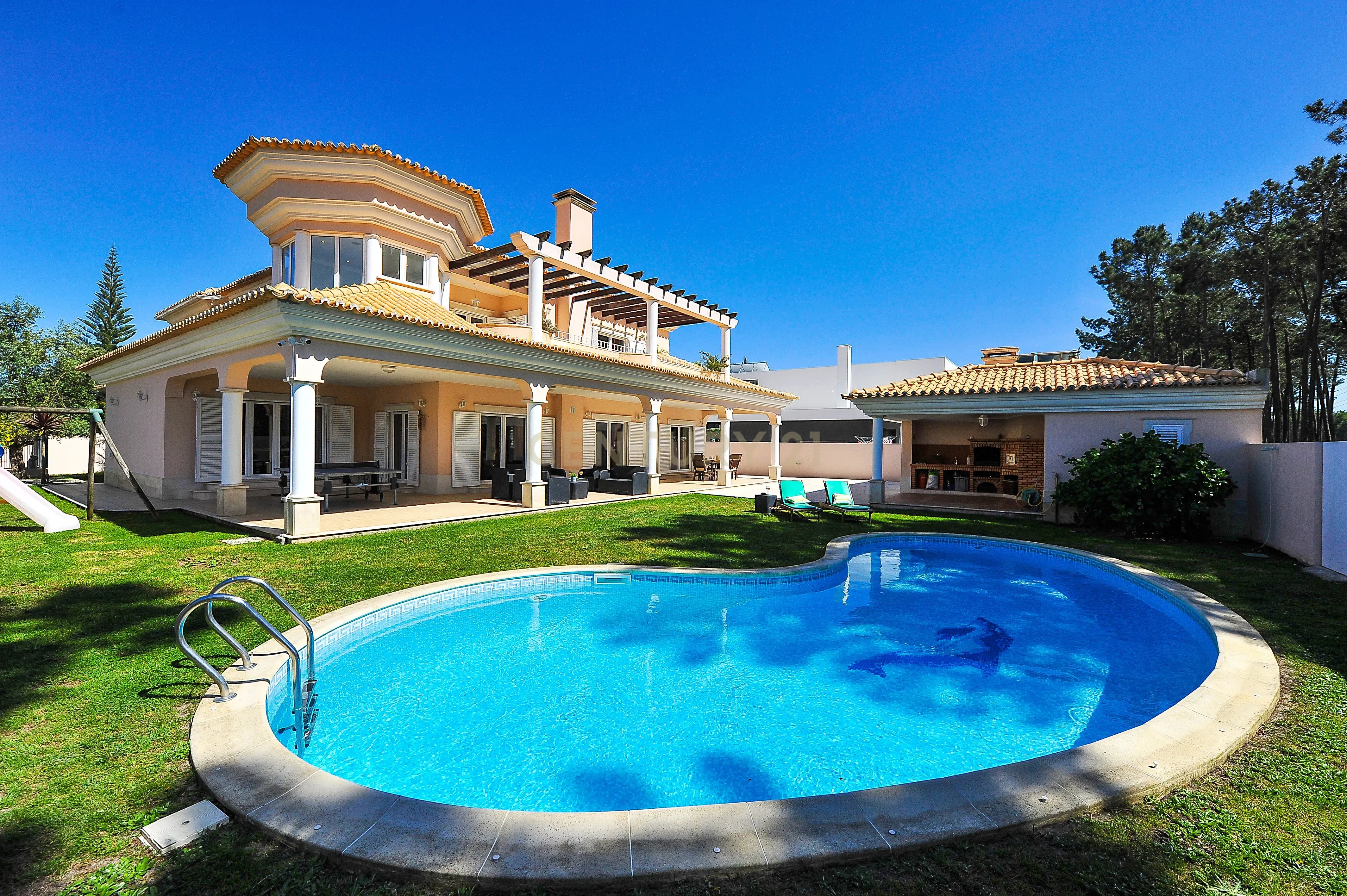 MORADIA T6 - EXELENTE INVESTIMENTO - Image 1