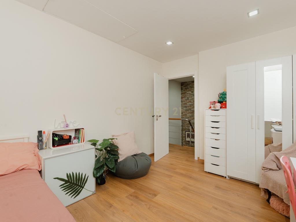 Moradia T4+1 com garagem no Bairro da Petrogal - Bobadela - Image 16