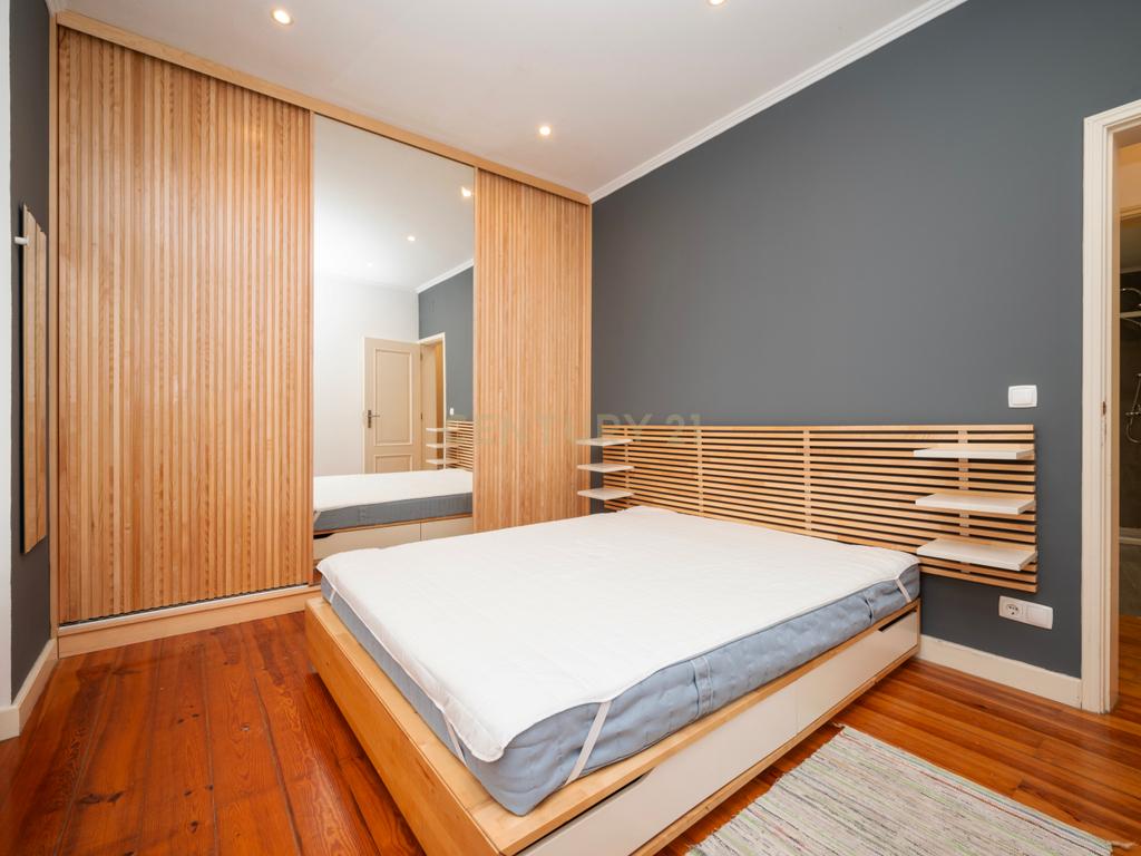 Apartamento T3 com terraço na Graça - Image 8