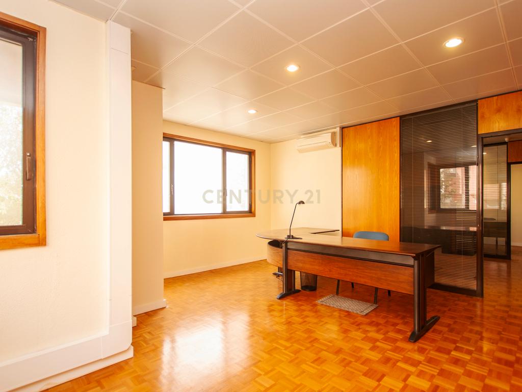 Escritório/Consultório para arrendamento | Excelente Localização | Zona Premium de Telheiras | - Image 5