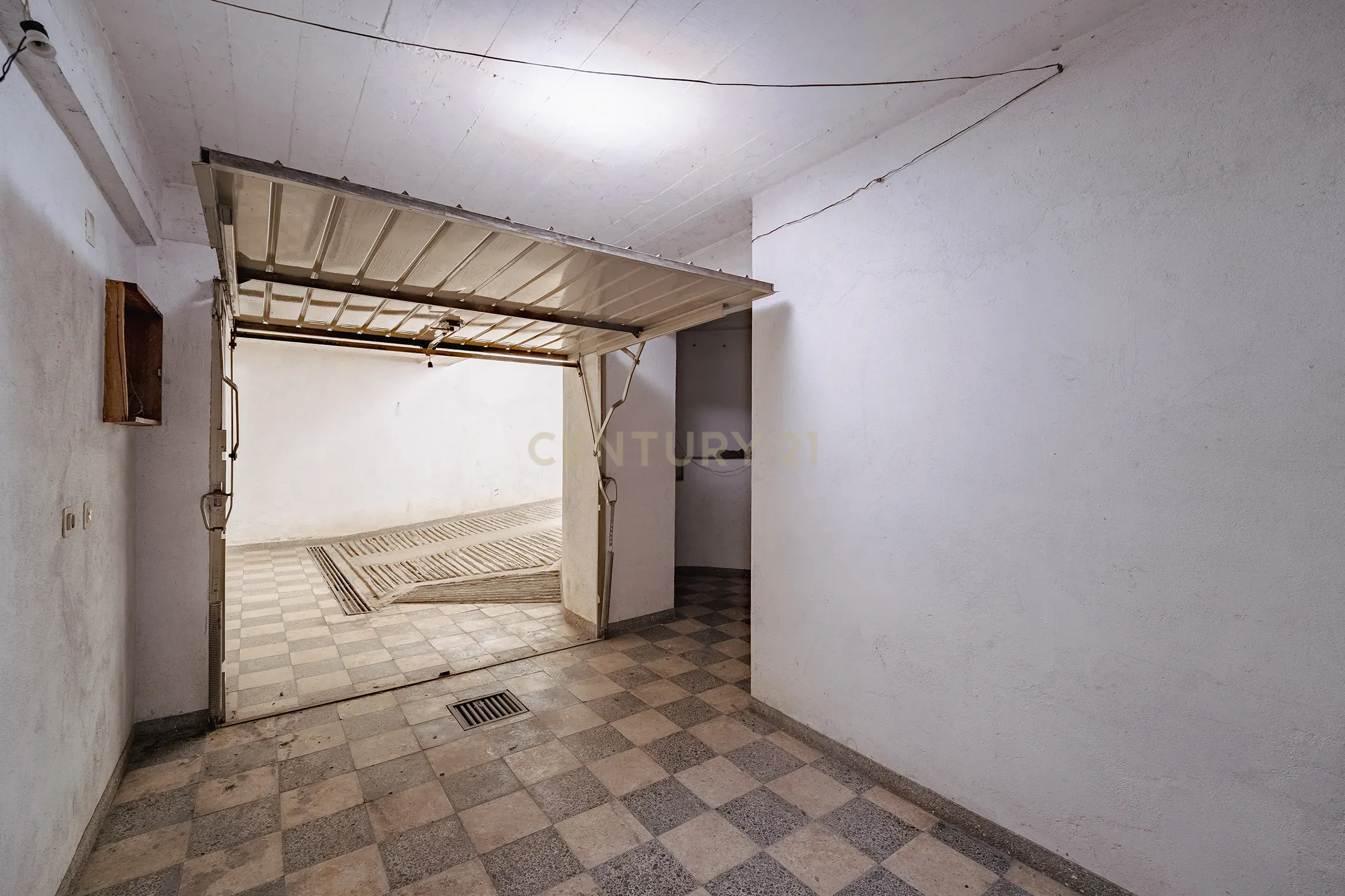 Fotografia 4 de Garagem em Laranjeiro, Almada - Oportunidade Única