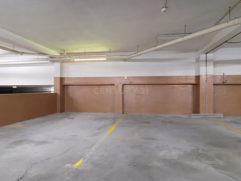 Apartamento T3 Caulinos, 2 Lugares de Garagem e Arrumos - Image 9