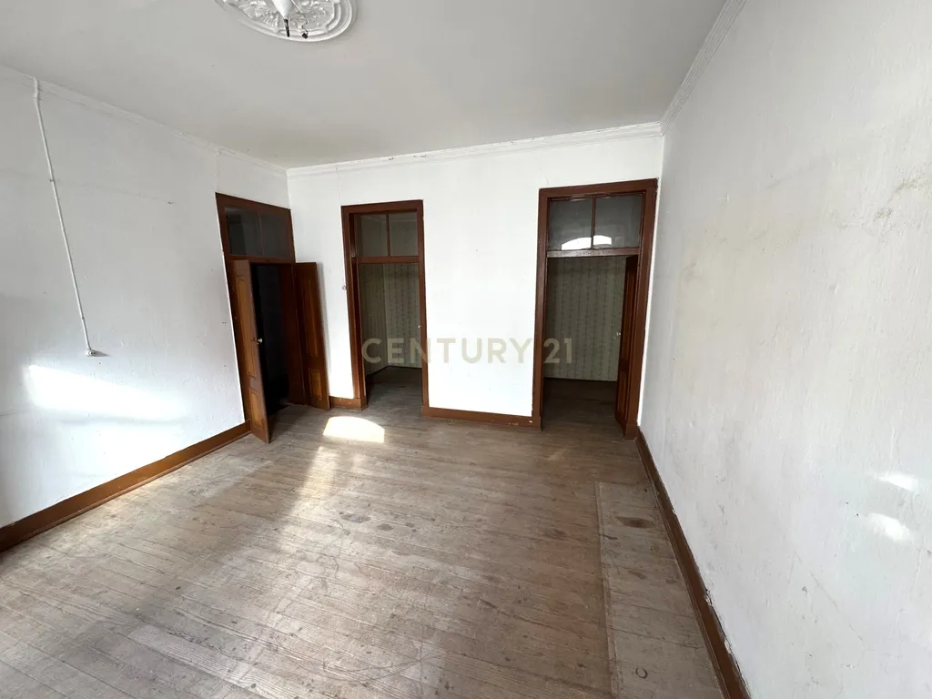 Apartamento com Projeto Aprovado e Vista para a Cidade em Portimão - Image 10
