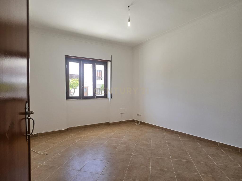 Moradia Bifamiliar T4 com Quintal e Garagem no Bairro das Nogueiras, Évora - Image 15