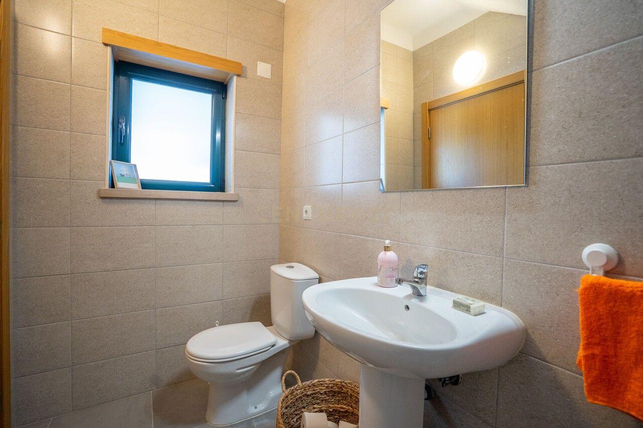 Moradia T4 de qualidade em estado novo com varanda coberta, piscina, terraço, jardim,canil,garagem dupla e vistas boas numa localização sossegada - Image 30