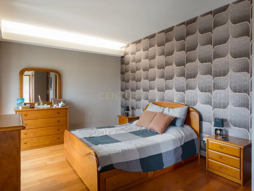 Penthouse Exclusiva T5 – Luxo, Conforto e Espaço em Pleno Coração da Cidade - Image 25