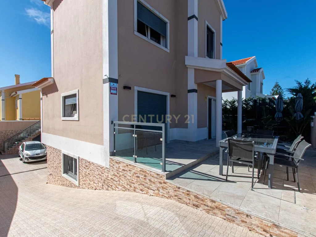 Moradia Independente T4+1 com Piscina, 321 m² de Construção e Garagem para 5 Viaturas | Albarraque, Rio de Mouro - Image 6