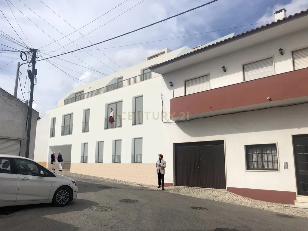 Terreno Urbano para construção de prédio com projeto aprovado em Aveiras de Cima - Image 1