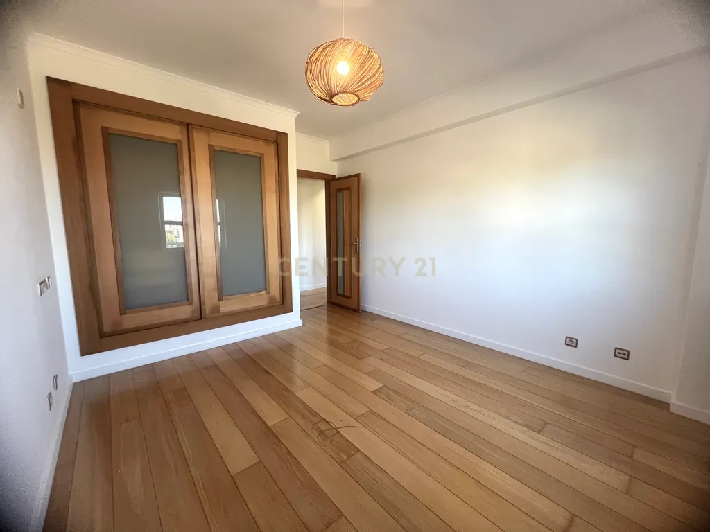 T2 com parqueamento e arrecadação - Casas do Lago Serra de Carnaxide Amadora - Image 24
