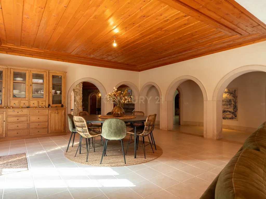 Fabulosa Quinta com lote de terreno de 22.381 m2, onde se encontra inserida uma moradia composta por dois pisos, com uma área bruta de 623 m2, uma área útil de 304 m2 e uma área bruta dependente de 319 m2, localizada em Santo Isidro de Pegões, na zona de Pegões, a pouca distância das belas praias de Setúbal. - Image 21
