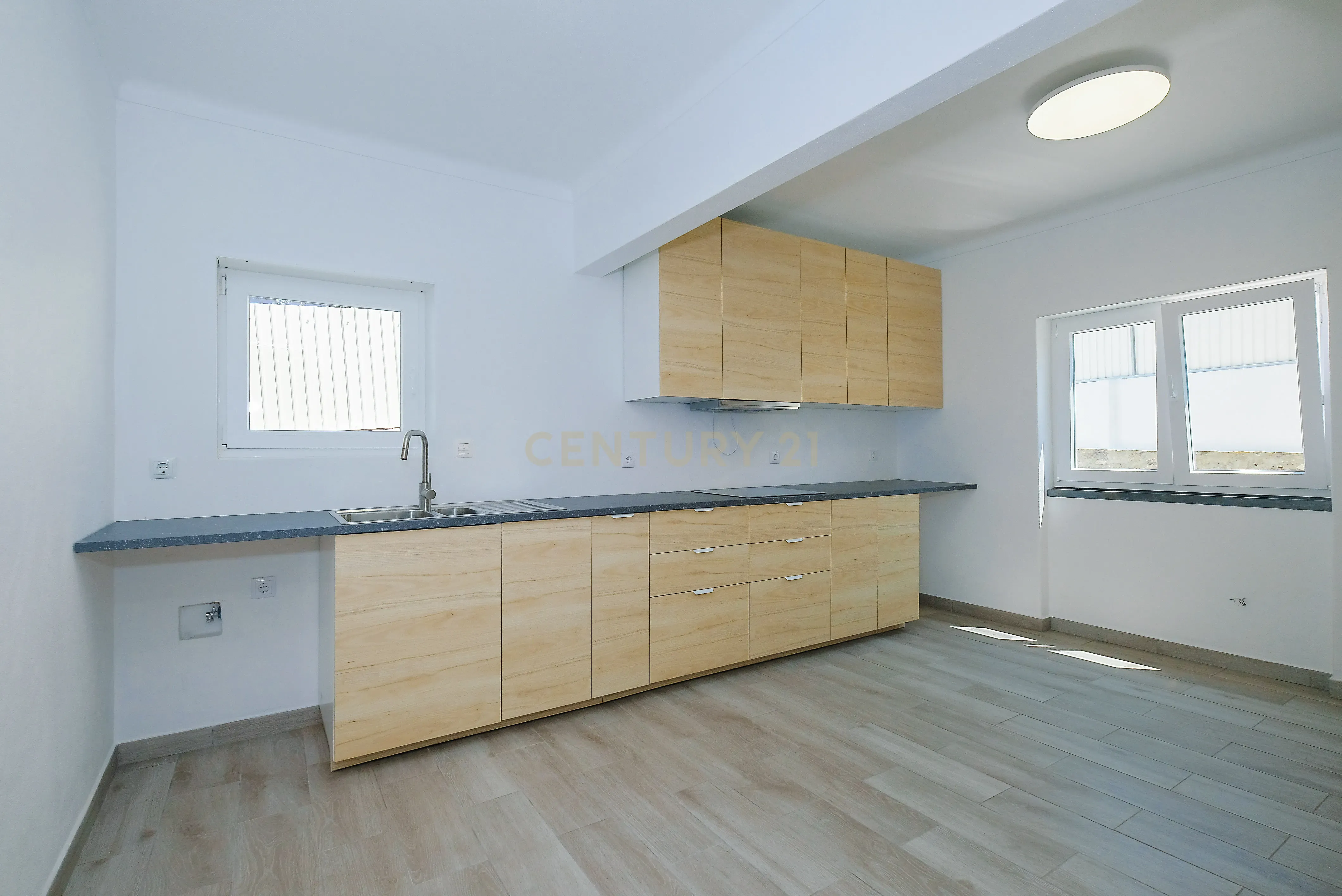 Fotografia 12 de Moradia T4 Renovada no Estoril | Conforto, Espaço e Excelente Localização