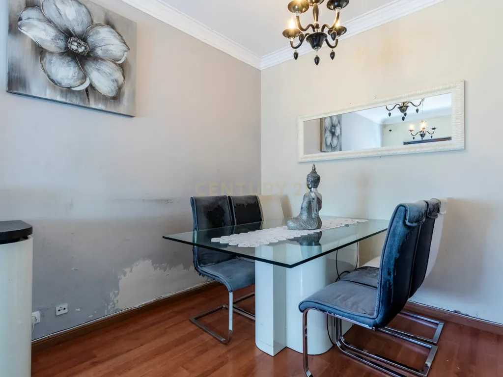 T2 com Potencial no Coração de Cacilhas Prático, Central e com o Charme da Tradição - Image 8