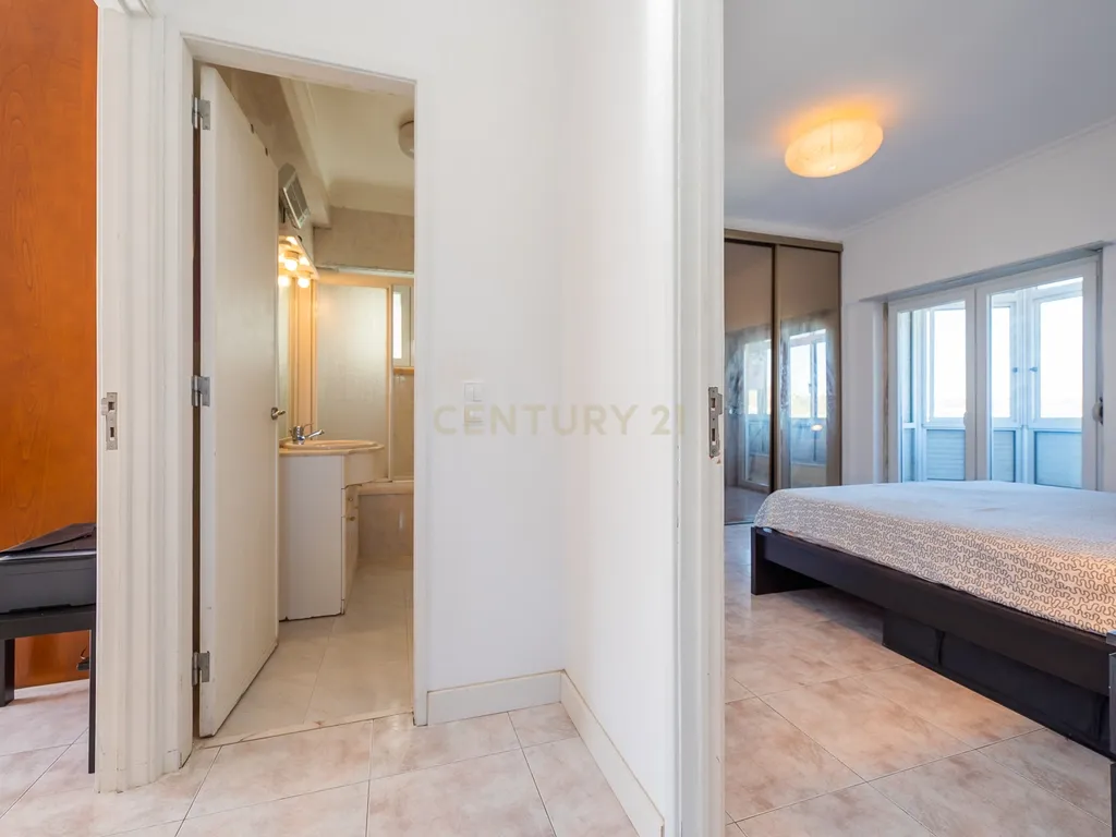 Apartamento T2 com espaço exterior Privativo em Zona Tranquila de Loures. - Image 18