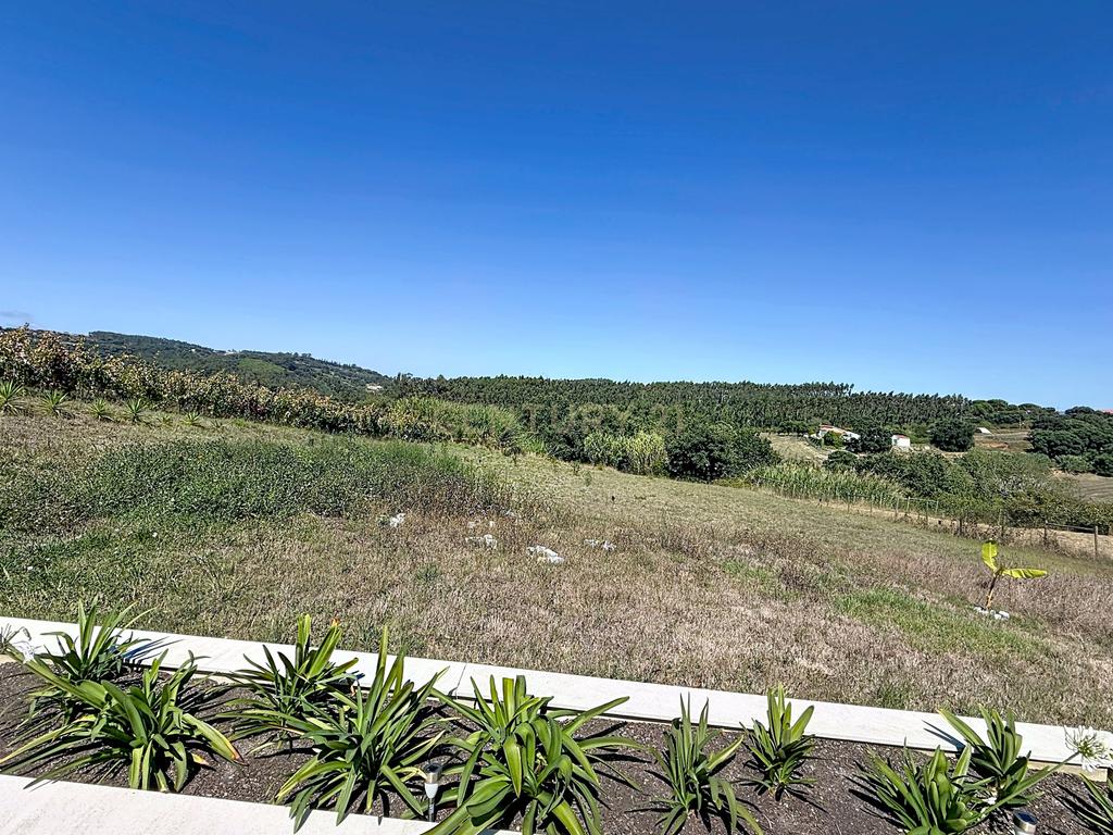 Moradia isolada com amplo terreno de 1.350 m², junto a Alcobaça - Image 10