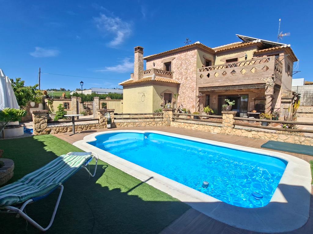 Moradia andaluza independente com piscina privada, jardim bem cuidado, cozinha exterior com churrasqueira e charme tradicional na tranquila zona residencial de Los Arroyos (Arriate), a apenas 10 minutos de Ronda e a menos de uma hora da Costa del Sol — pronta a habitar. - Image 1