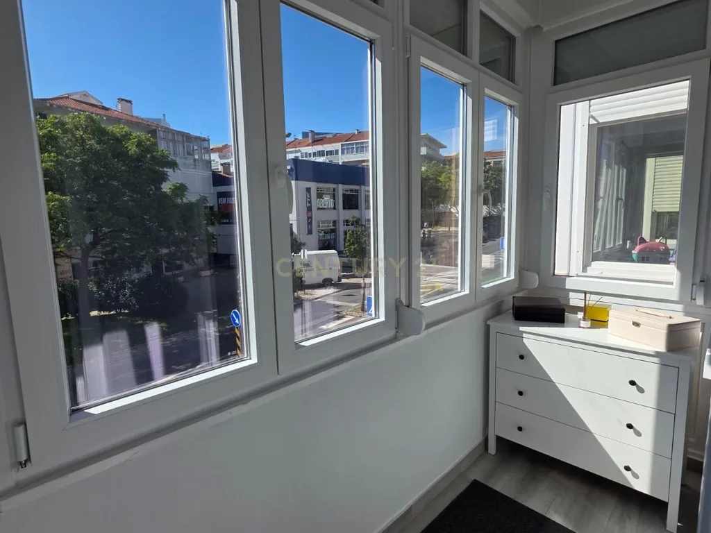 Apartamento T4 agora T3 em Almada transportes á porta # Negociável # - Image 18