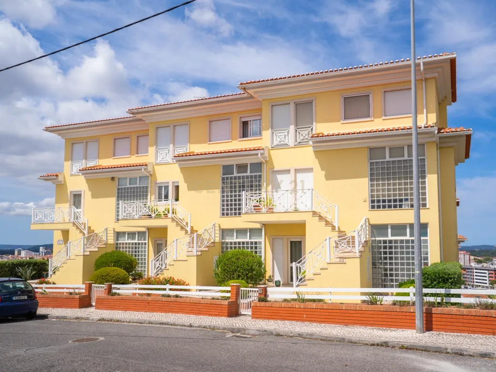 Apartamento T3+1 Duplex| 2 minutos do Centro de Caldas da Rainha - Image 1
