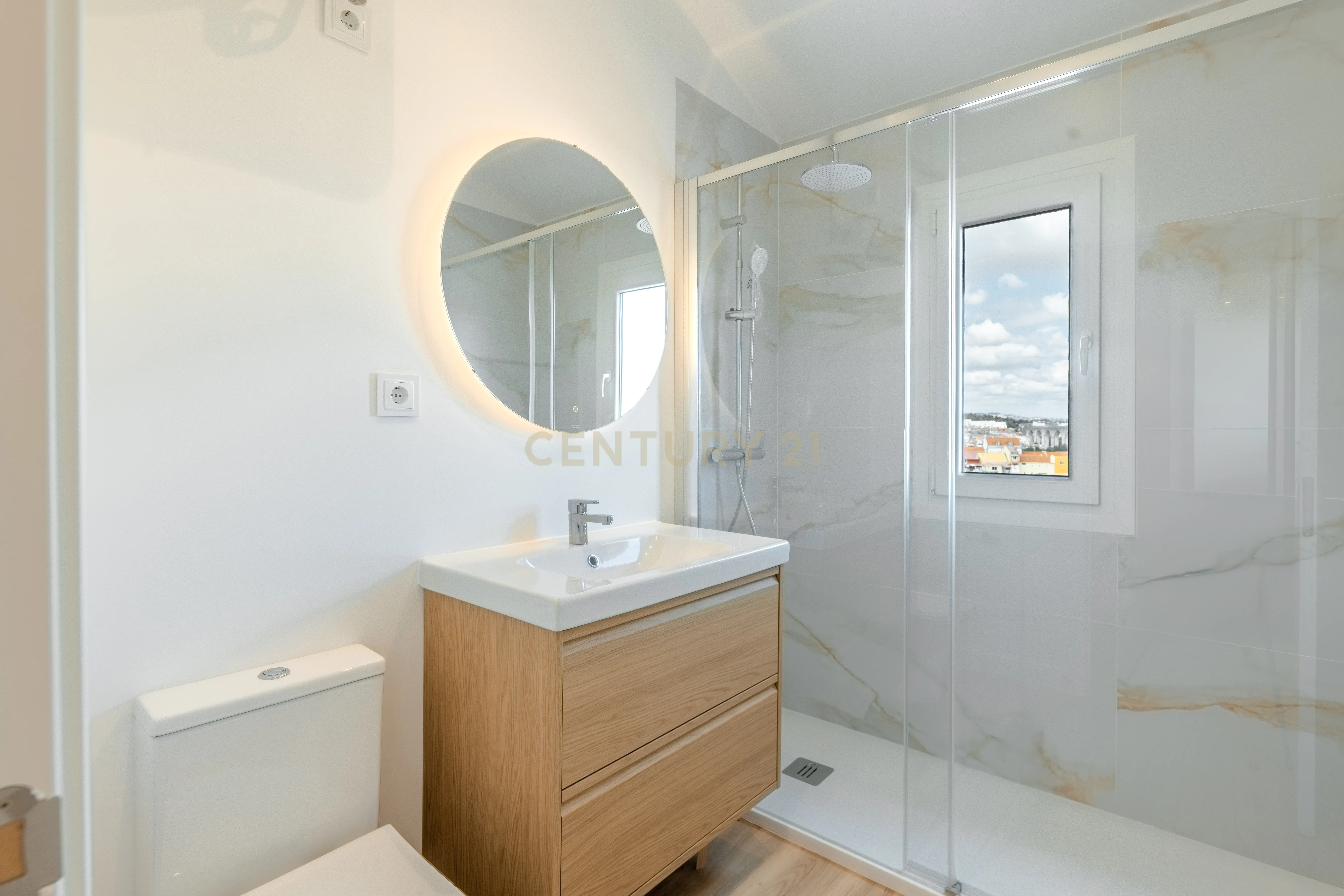 T1 Totalmente Remodelado em Campo de Ourique – Vista Deslumbrante e Charme Contemporâneo - Image 12