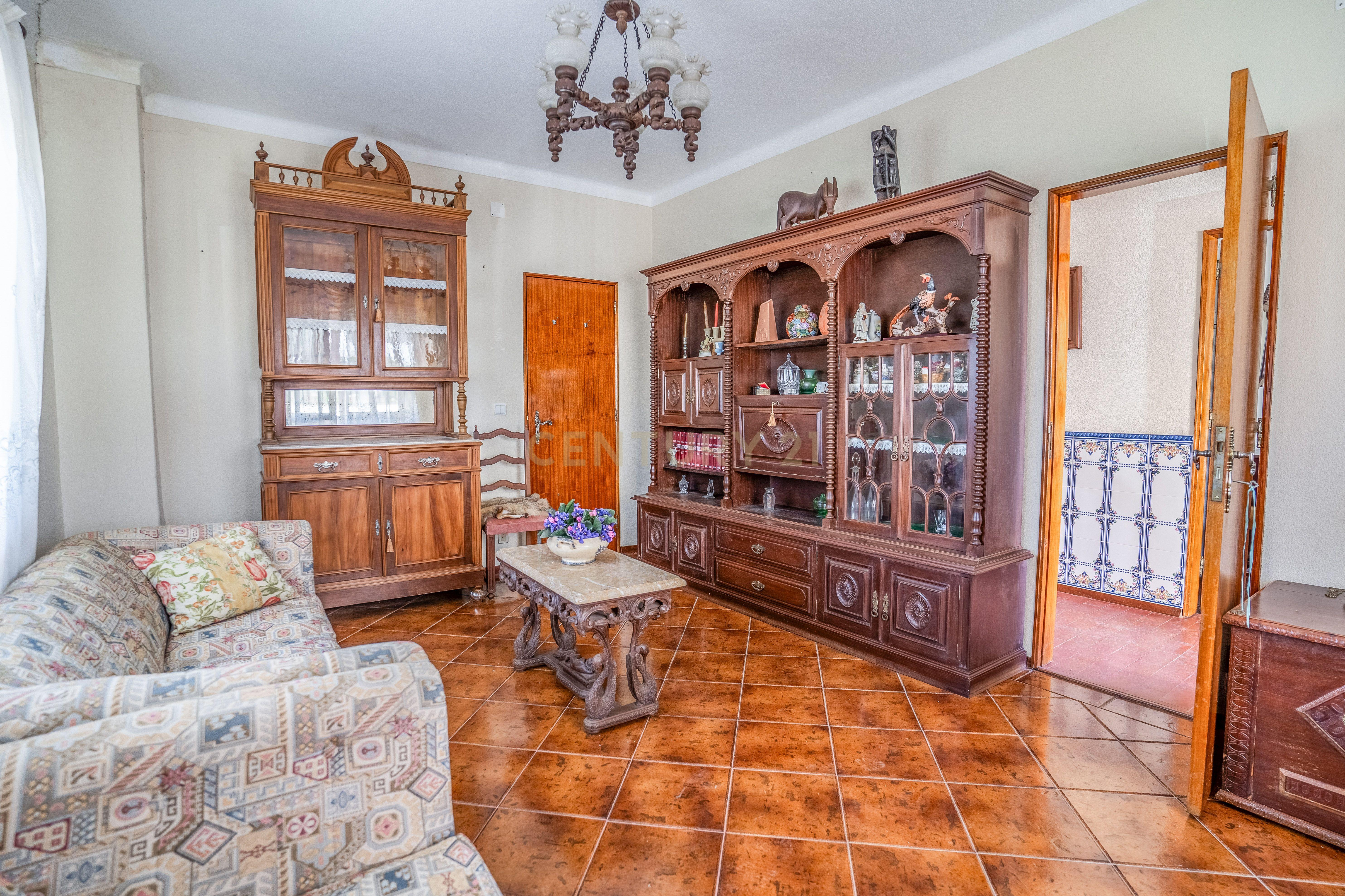 Fotografia 7 de Moradia Bifamiliar com 2 Armazéns de Grande Dimensão