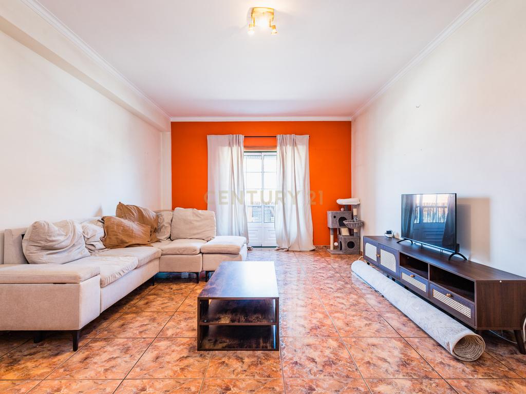 T2 com 110 m² | Espaço a Sério, Varanda e Garagem - Image 7