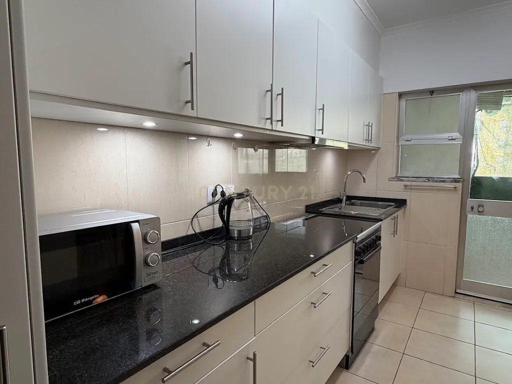 Moradia T2 + 1 no Centro de Portimão | Garagem 55 m² | Potencial + Proximidade às Praias - Image 1