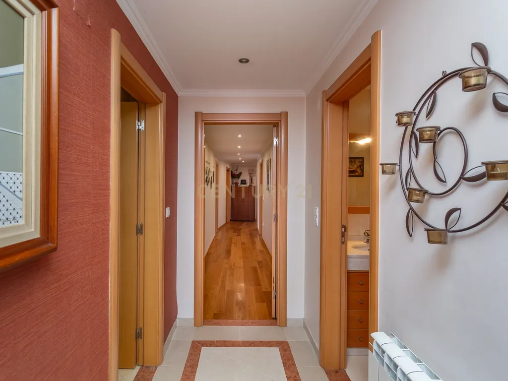 Apartamento T4 Alto de Algés, Terraço, Vista Rio, 6 Lugares de Garagem - Image 9