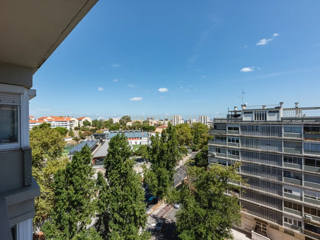 Apartamento T4 para Remodelação no Coração dos Olivais, com Vista Fantástica - Image 39
