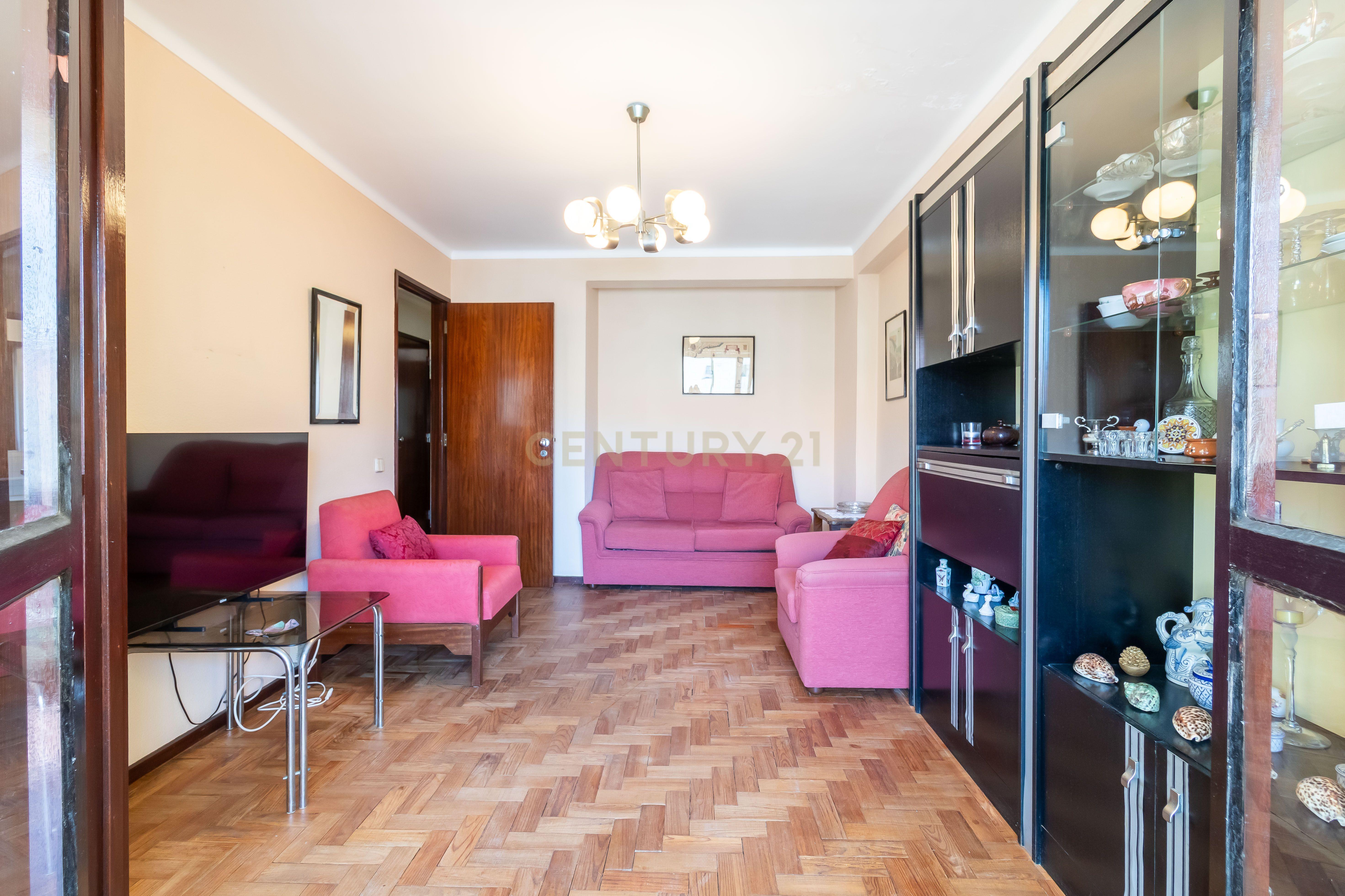 Fotografia 4 de T1 em Caselas com varanda e vista desafogada – Excelente oportunidade para remodelar a gosto