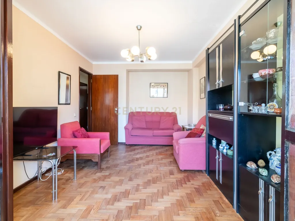 T1 em Caselas com varanda e vista desafogada – Excelente oportunidade para remodelar a gosto - Image 4