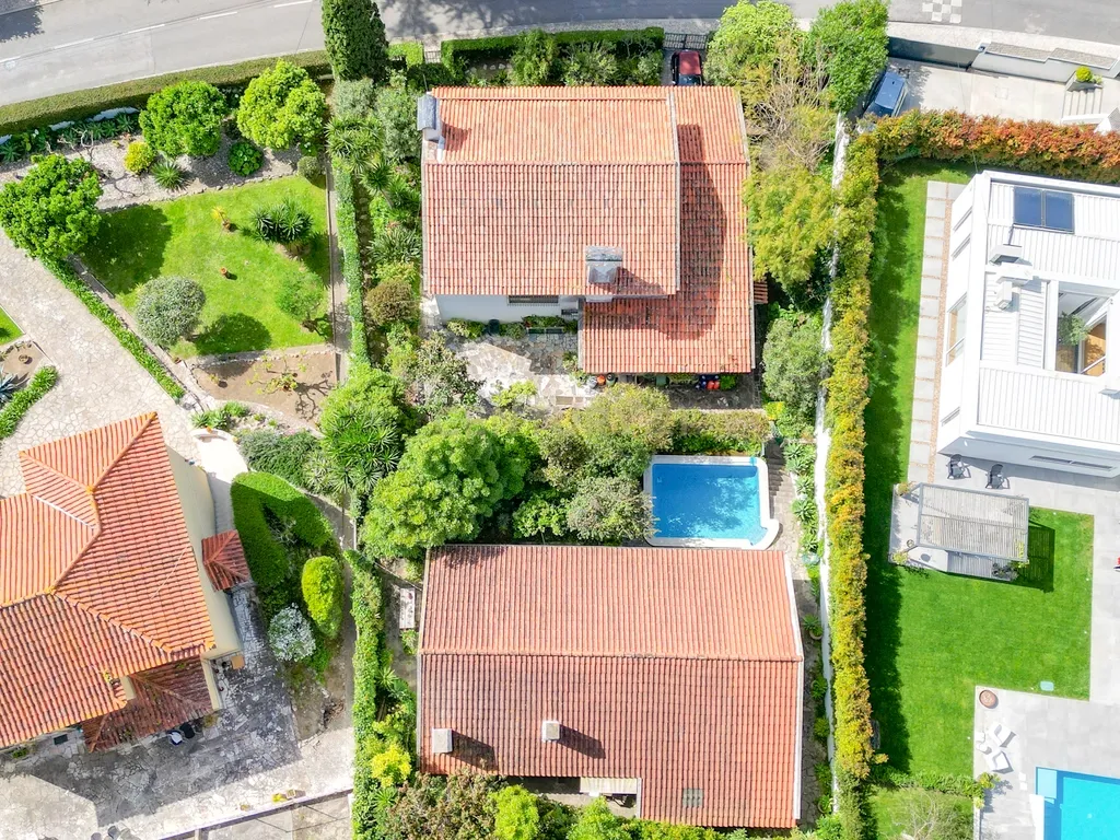 EXCELENTE MORADIA COM TERRENO DE 1000 M2 EM CAXIAS, COM OTIMA LOCALIZAÇÃO, BOAS AREAS, JARDIM MARAVILHOSO E PISCINA - Image 43