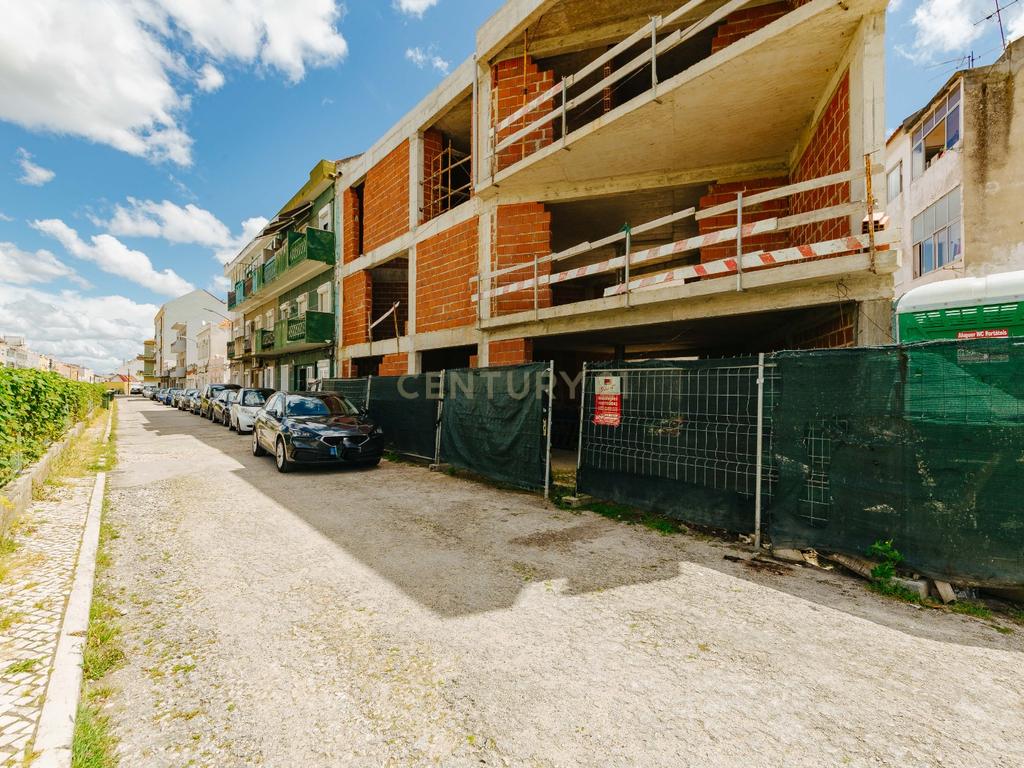 Moradia Unifamiliar de Tipologia T2 em Construção - Image 30