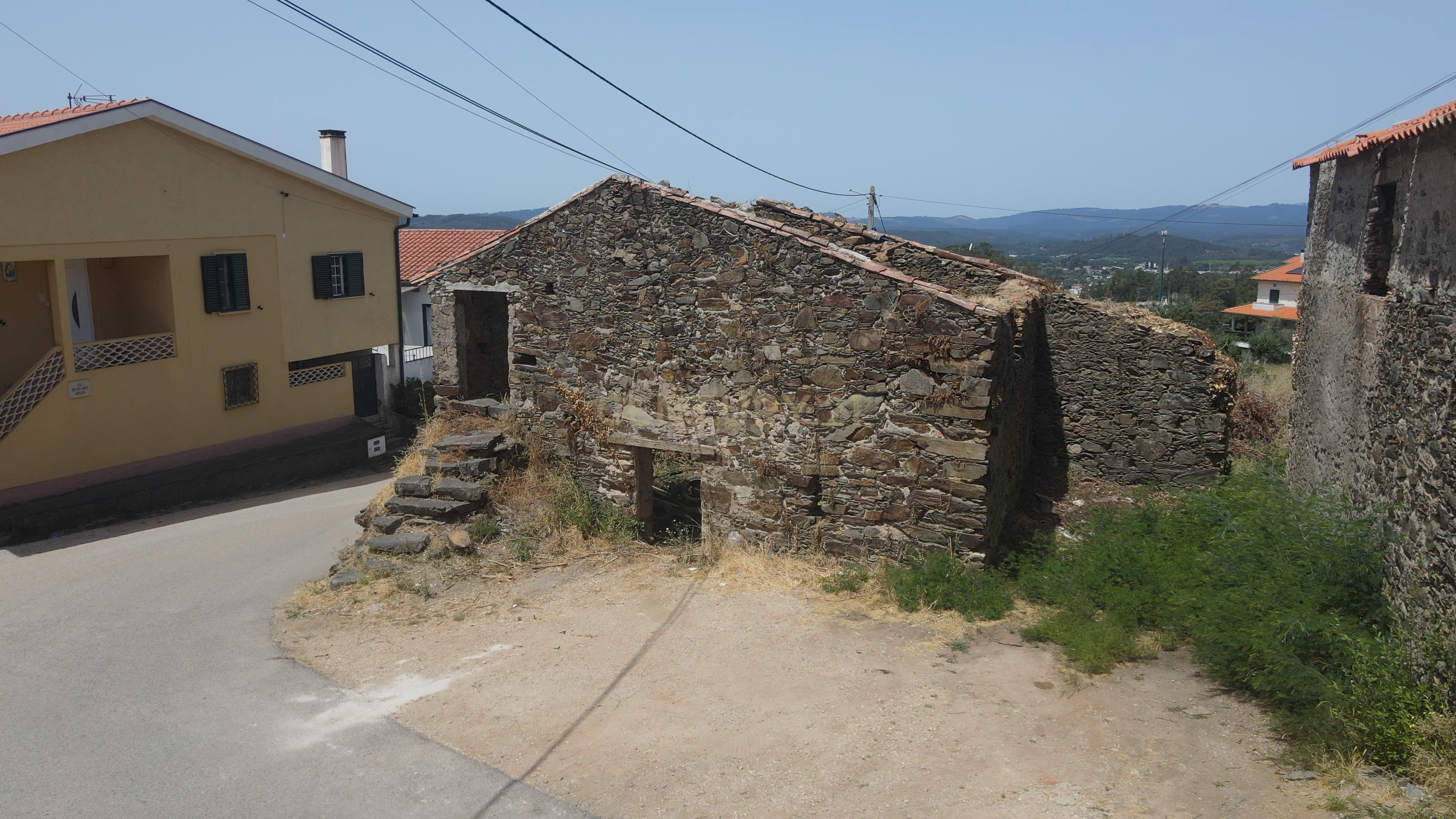 Casa em Pedra para Recuperação | Excelente Oportunidade de Investimento
