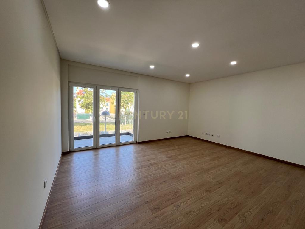 Apartamento T2 NOVO para arrendamento - Image 3