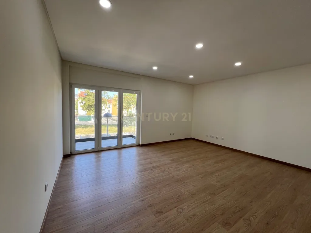 Apartamento T2 NOVO para arrendamento - Image 3