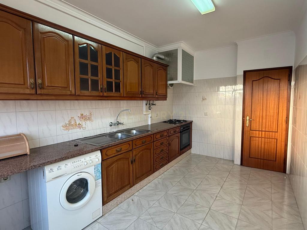 Andar de moradia com 3 quartos para arrendamento em Casal de Cambra - Image 2